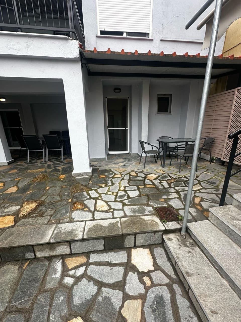 Property building, Day, Balcony/Terrace