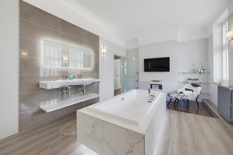 Bathroom, TV and multimedia, Photo of the whole room, Bath