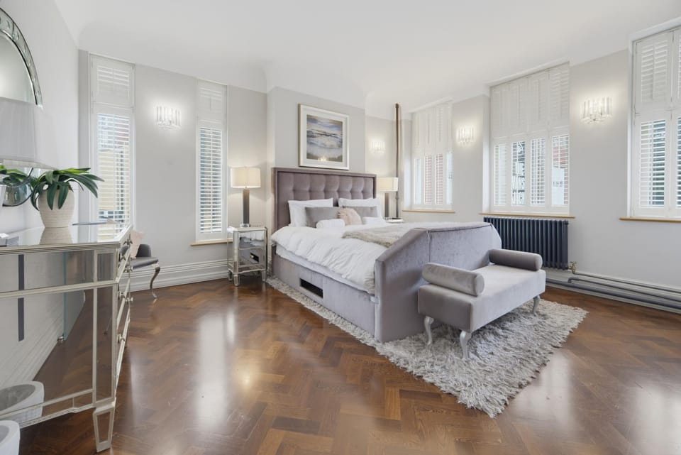 Bed, Photo of the whole room, Bedroom