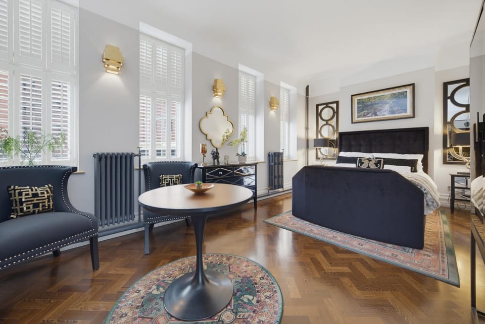Bed, Seating area, Bedroom