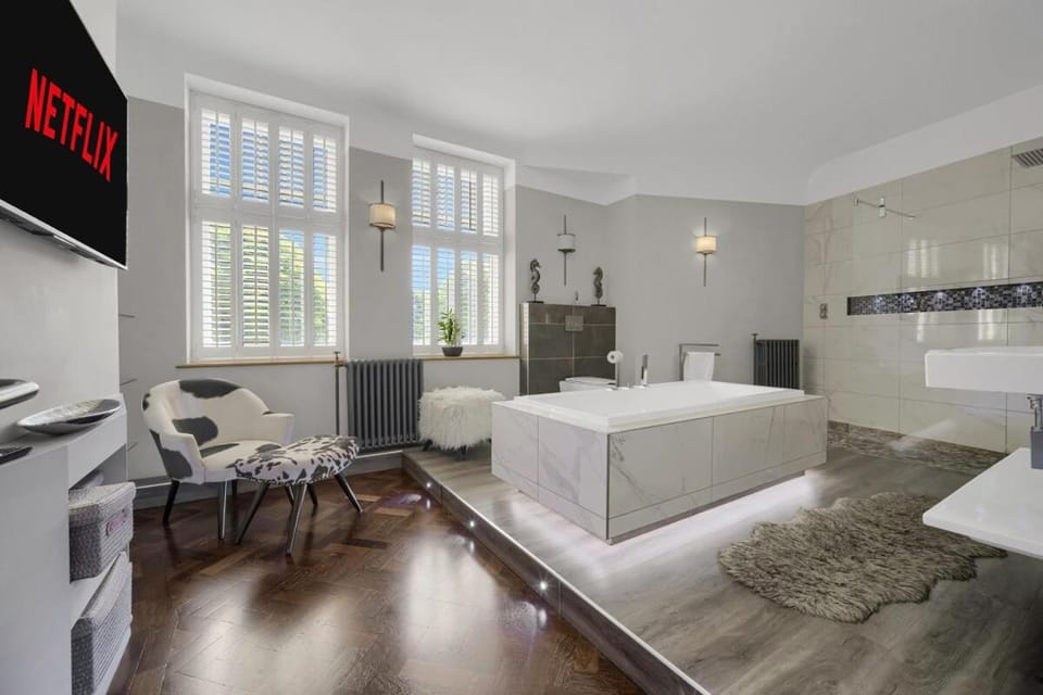 Bed, TV and multimedia, Kitchen or kitchenette, Photo of the whole room, Bedroom, hair dresser