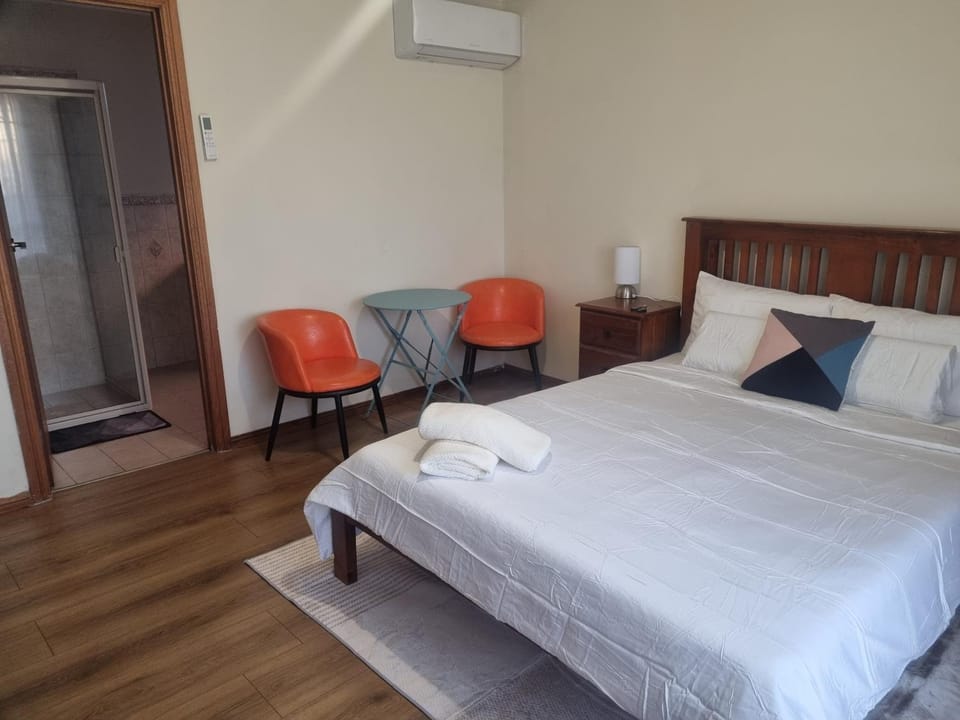 Bed, Photo of the whole room, Bedroom, air conditioner