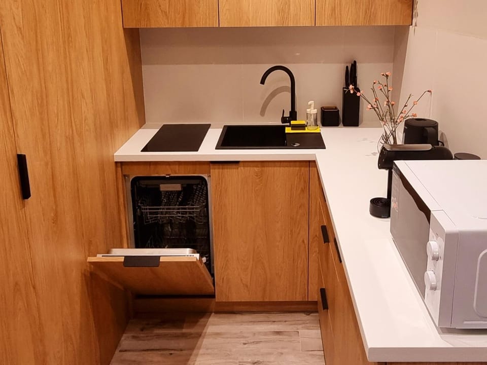 Coffee/tea facilities, Kitchen or kitchenette, dishwasher, microwave, stove, toaster