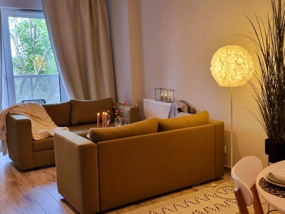 Bed, TV and multimedia, Living room, Seating area, internet