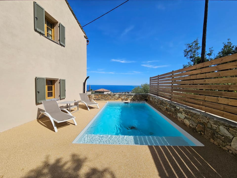 Magnifique villa avec piscine- hauteurs de Bastia Villa in Bastia
