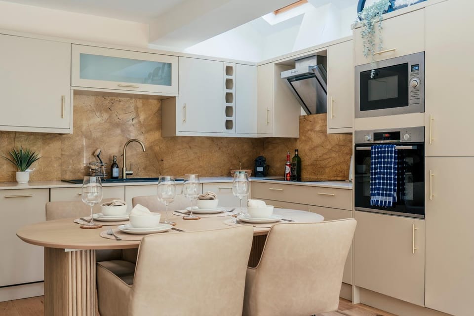 Coffee/tea facilities, Photo of the whole room, Dining area, Dinner, dishwasher, microwave, oven, stove, kitchen