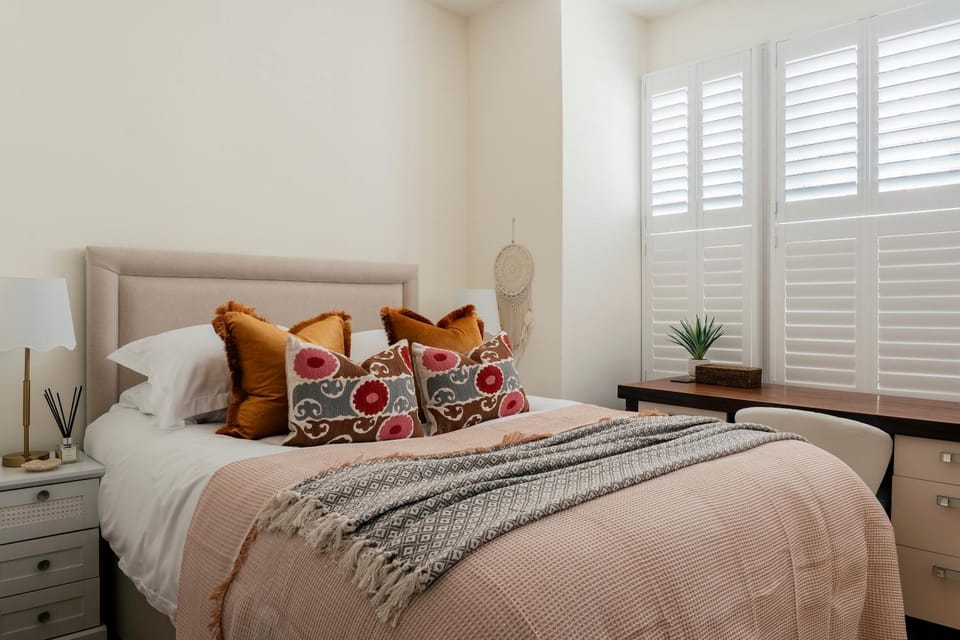 Bed, Photo of the whole room, Decorative detail, Bedroom