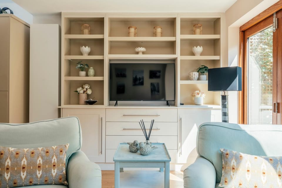 Communal lounge/ TV room, TV and multimedia, Living room, Photo of the whole room, Decorative detail, Family