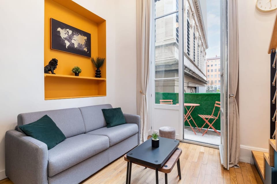 Urban Escape Loft with Balcony & Jacuzzi Near the Opera Apartment in Lyon