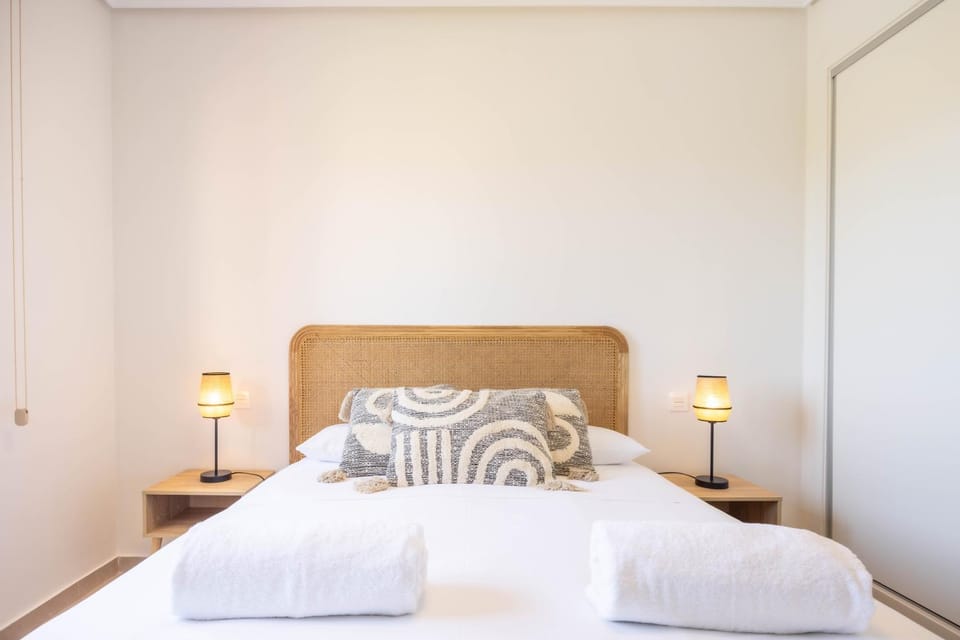 Bed, Photo of the whole room, Bedroom, towels