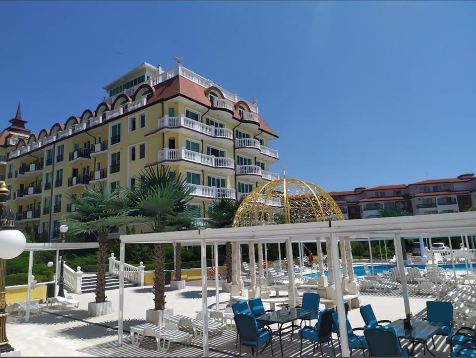 Property building, Restaurant/places to eat, Day, Banquet/Function facilities, Pool view, Swimming pool, sunbed