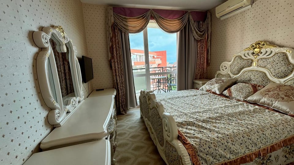 Bed, Photo of the whole room, Bedroom, air conditioner
