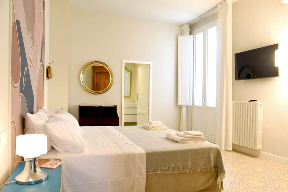 Bed, TV and multimedia, Other, Photo of the whole room, Bedroom, towels