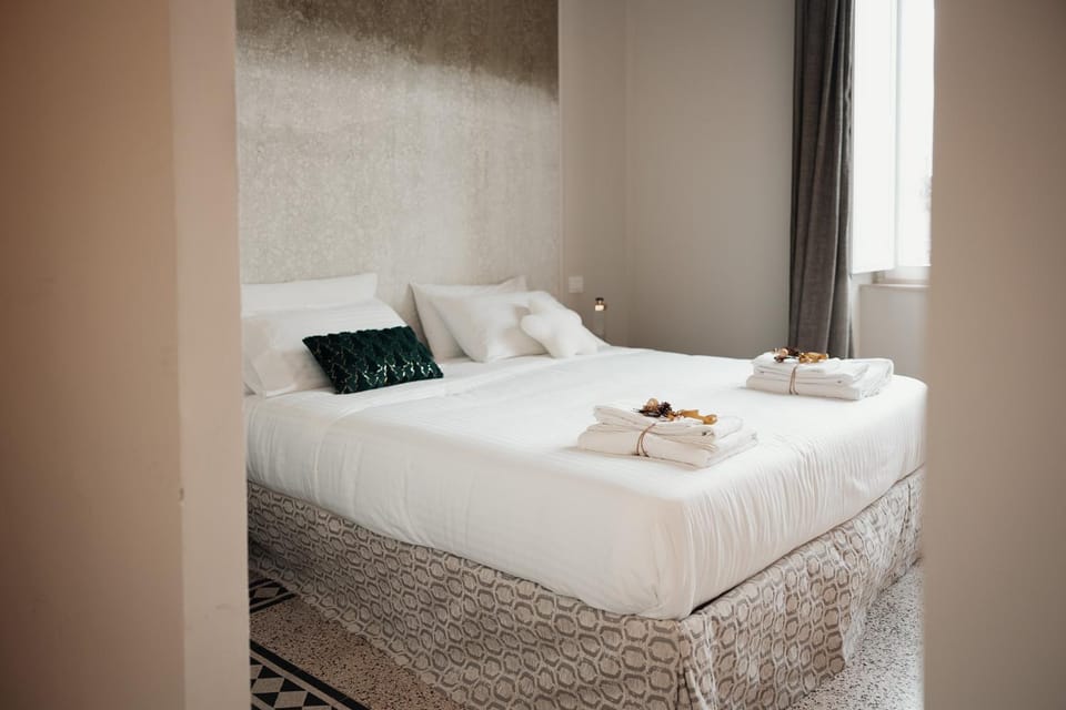 Bed, View (from property/room), Decorative detail, Bedroom, City view