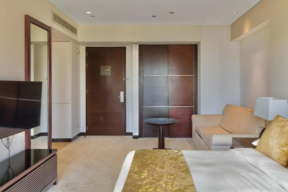 Facade/entrance, TV and multimedia, Seating area, Bedroom, air conditioner