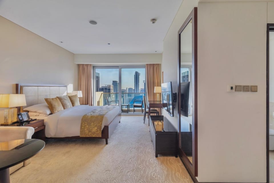 Property building, TV and multimedia, Balcony/Terrace, Photo of the whole room, Business facilities, Bedroom, City view, wardrobe