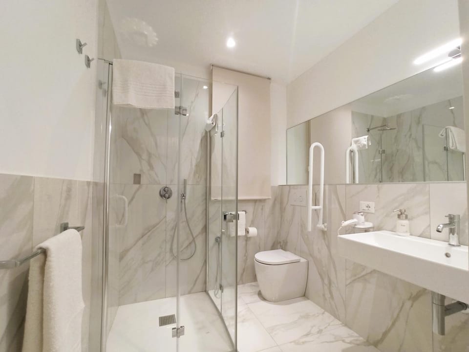 Shower, Toilet, Bathroom, towels