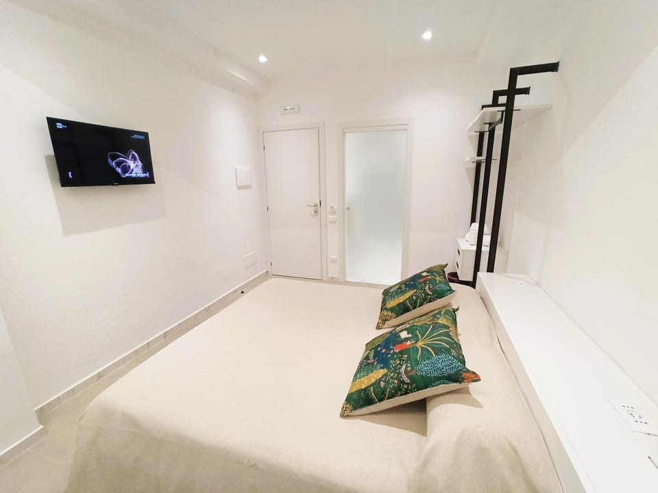 Bed, TV and multimedia, Photo of the whole room, Bedroom