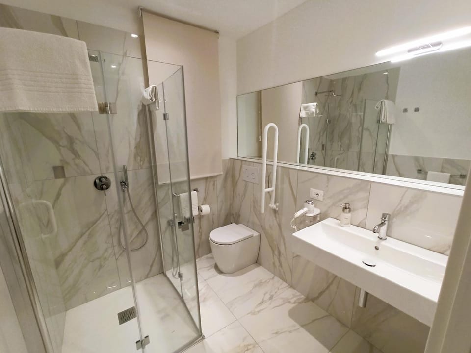 Shower, Toilet, Bathroom, towels