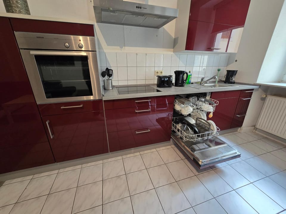 Coffee/tea facilities, Kitchen or kitchenette, dishwasher, stove, toaster