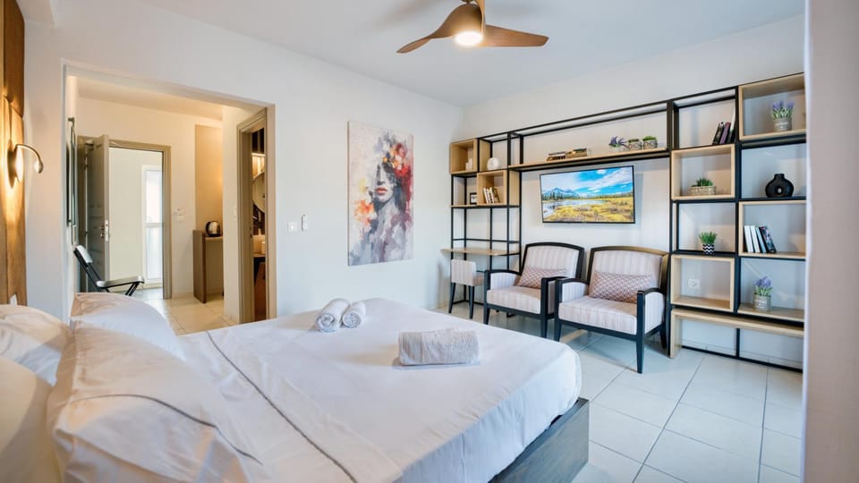 Bed, TV and multimedia, Photo of the whole room, Bedroom, towels