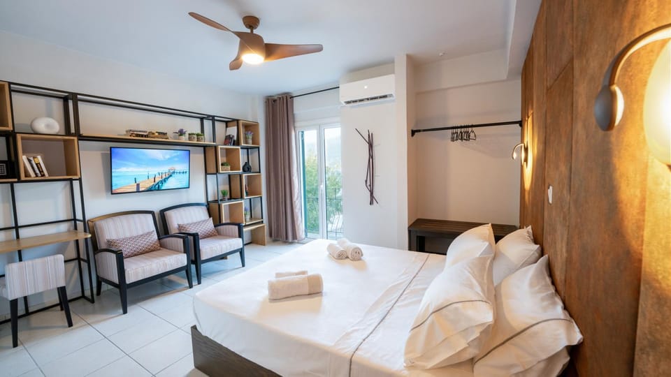 Bed, TV and multimedia, Living room, Photo of the whole room, Seating area, Bedroom, towels, air conditioner