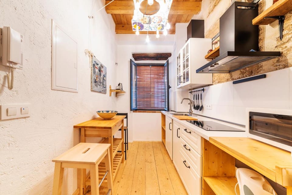 Kitchen or kitchenette, oven