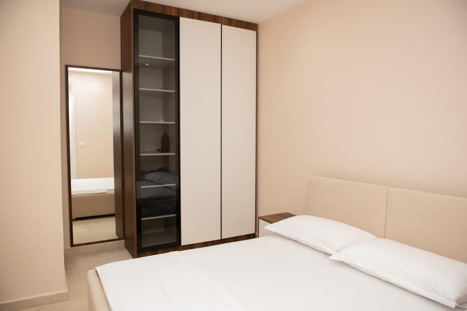 Photo of the whole room, Bedroom, wardrobe