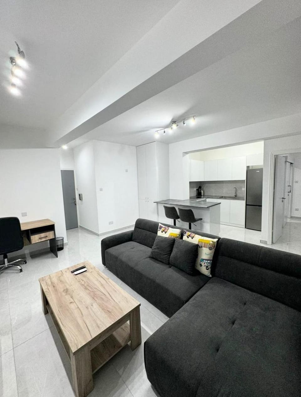 Kitchen or kitchenette, Living room, Seating area, Dining area, oven, stove