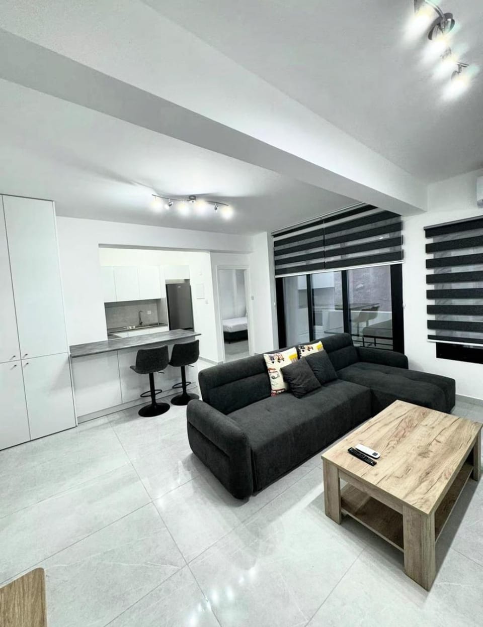 TV and multimedia, Kitchen or kitchenette, Living room, Seating area, kitchen