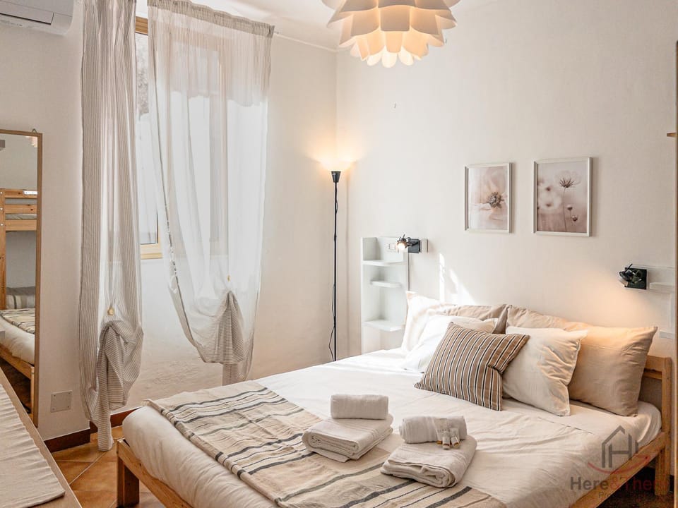 Bed, Bedroom, towels