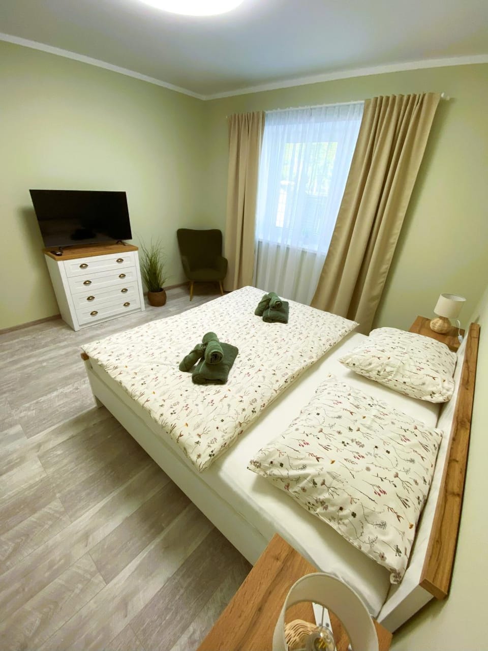 Bed, TV and multimedia, Bedroom