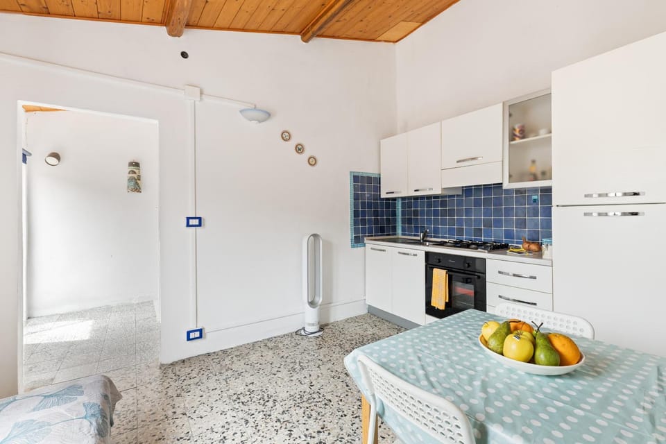 Property building, Kitchen or kitchenette, Living room