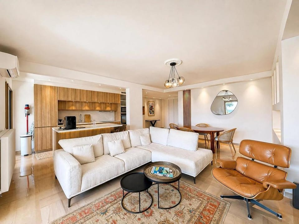 Superbes prestations terrasse piscine mer 350L Apartment in Cannes