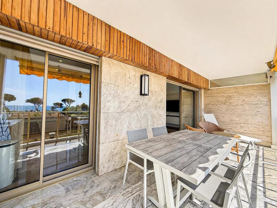 Superbes prestations terrasse piscine mer 350L Apartment in Cannes