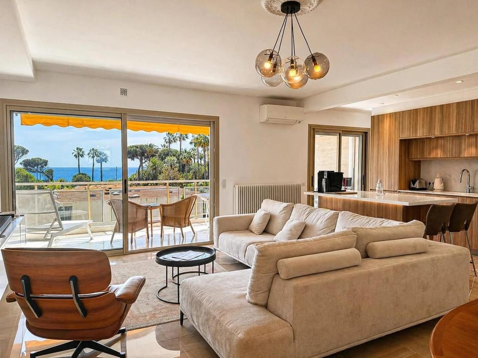 Superbes prestations terrasse piscine mer 350L Apartment in Cannes
