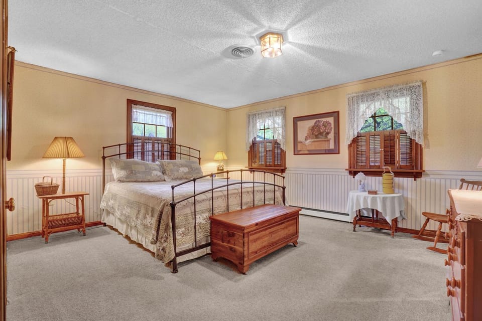 Spacious Antique Charm Home by Leavetown Vacations Apartment in Columbia