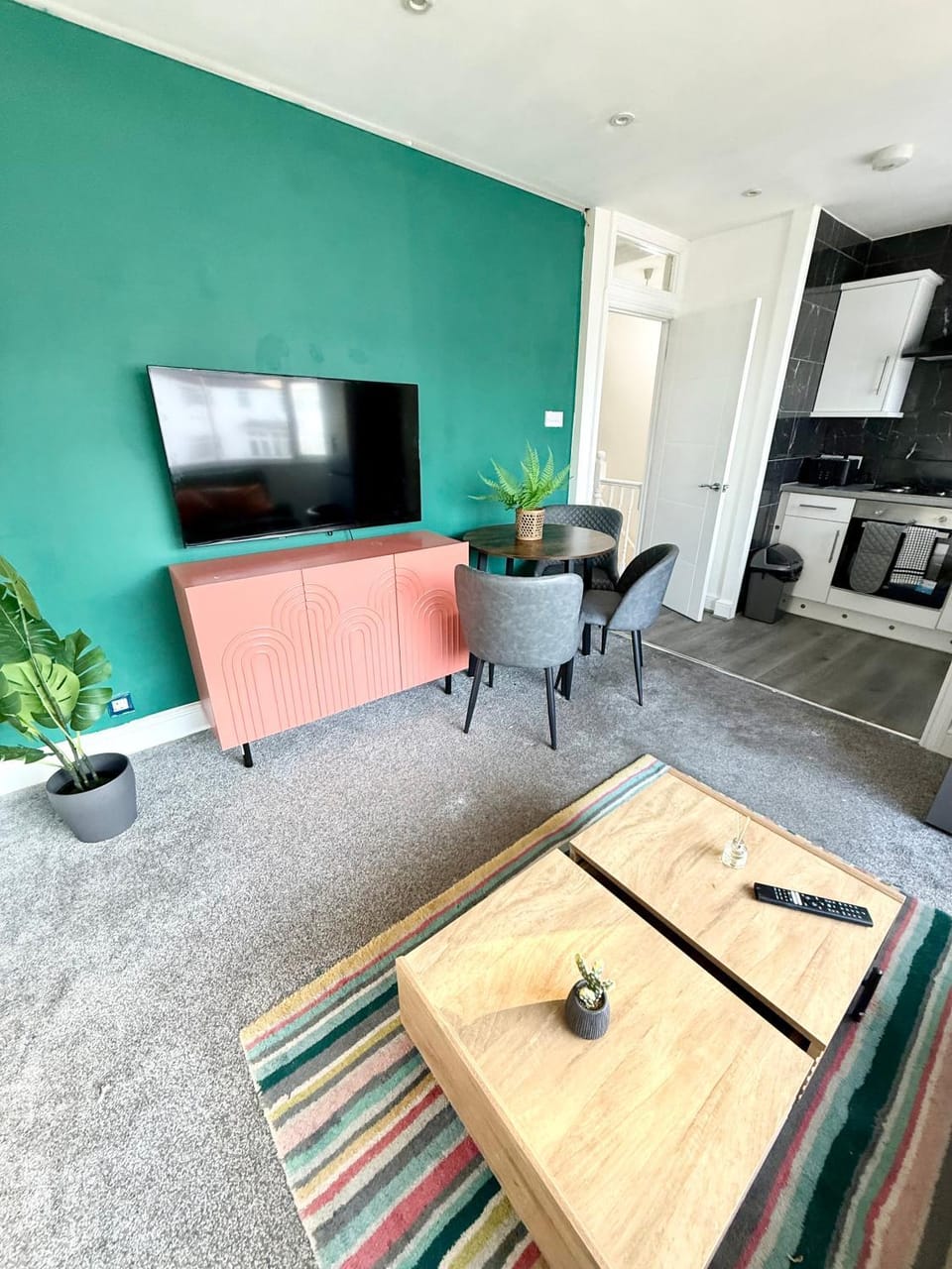 TV and multimedia, Kitchen or kitchenette, Living room, Seating area