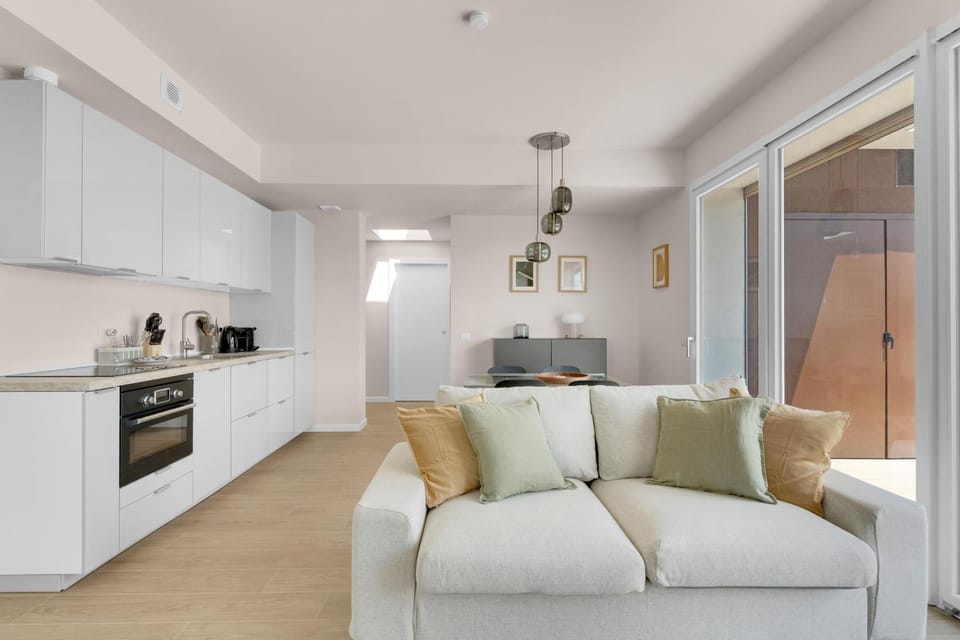 Coffee/tea facilities, Kitchen or kitchenette, Living room, Seating area, Dining area, oven, stove