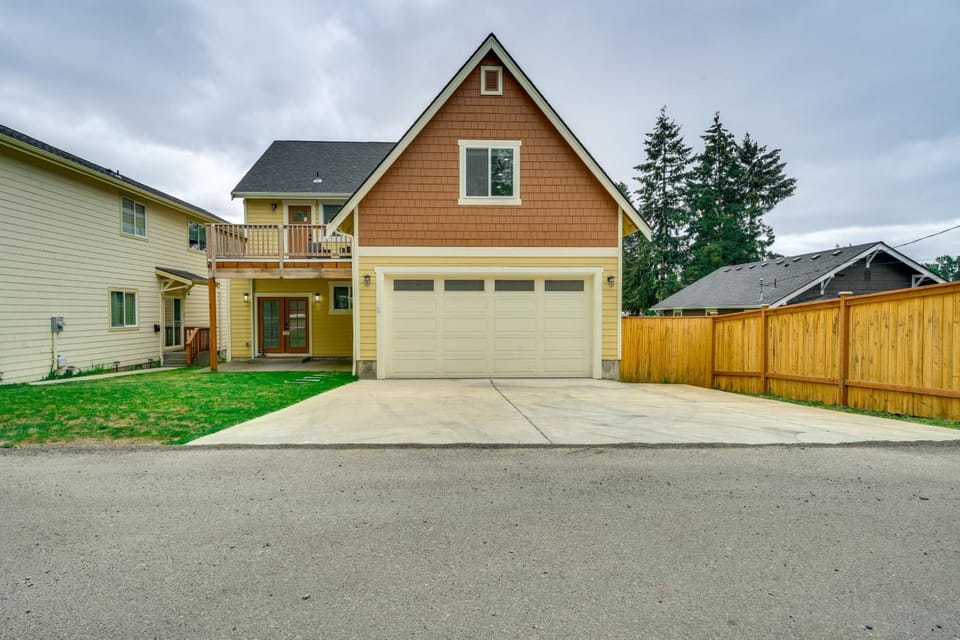 4 Mi to Dtwn Modern Tacoma Home with Spacious Yard House in Tacoma