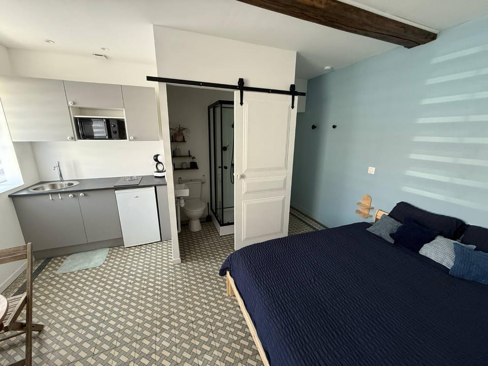 Photo of the whole room, Bedroom, stove