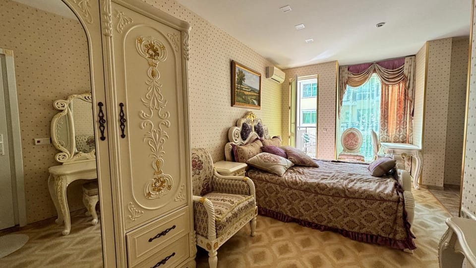 Bed, Living room, Photo of the whole room, Seating area, Bedroom, wardrobe