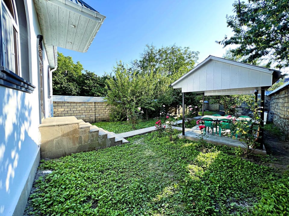 Property building, Patio, Spring, Day, Garden, Dining area, Garden view
