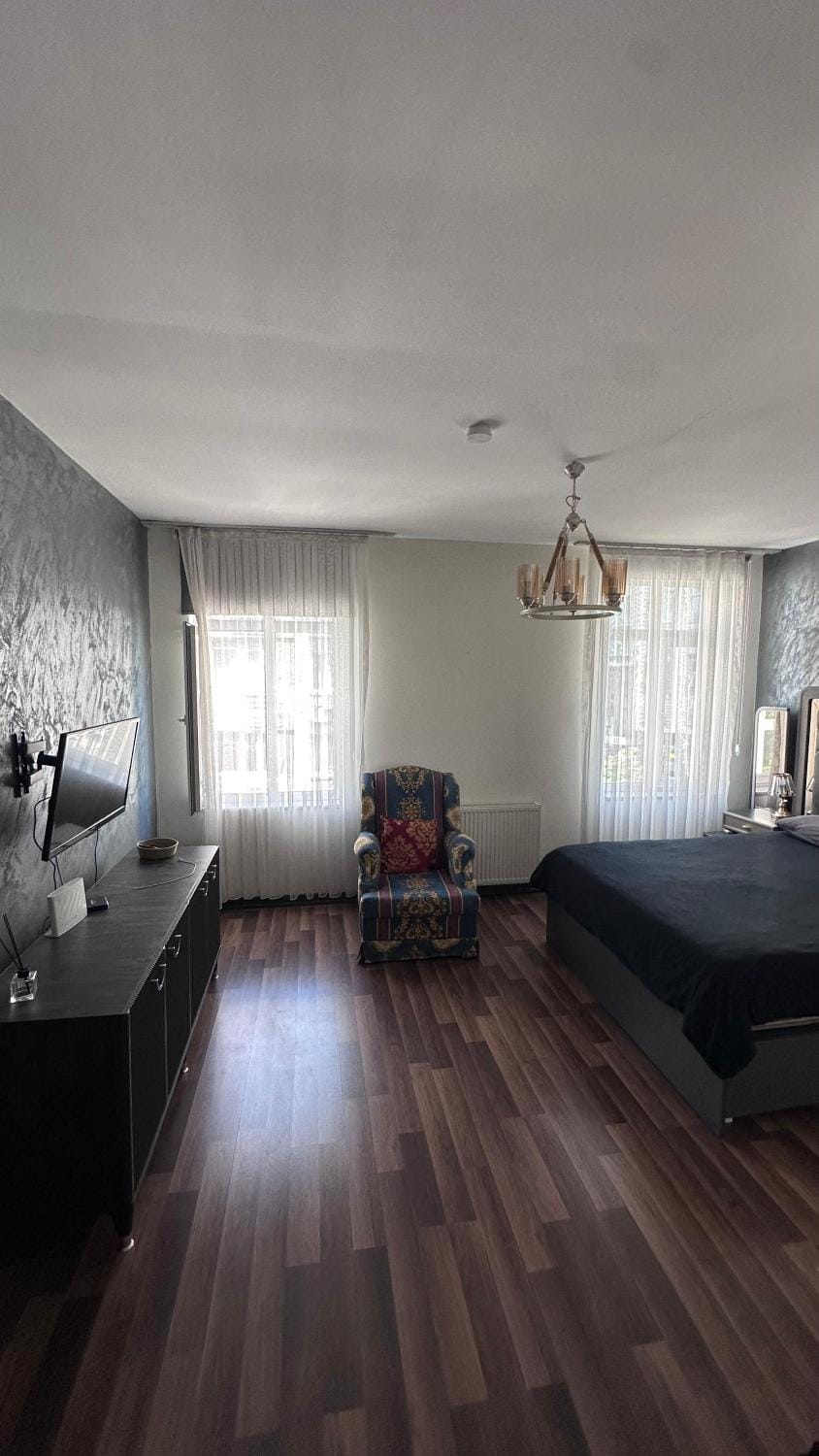 Bed, TV and multimedia, Living room, Photo of the whole room, Seating area, Bedroom