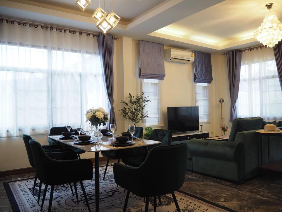 Restaurant/places to eat, Communal lounge/ TV room