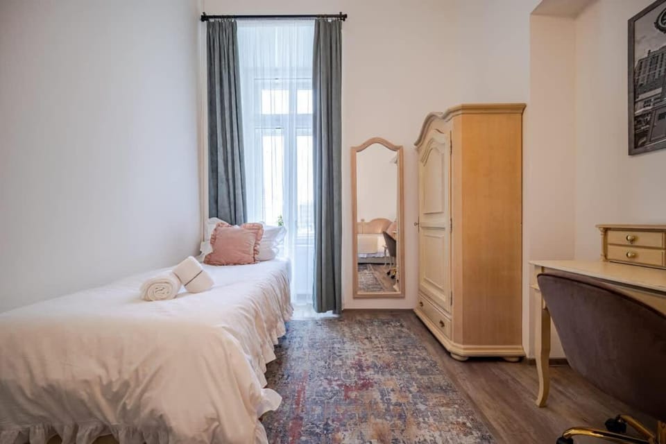 Bed, Bedroom, towels, wardrobe