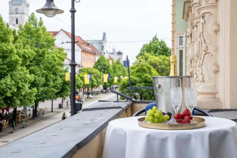 Patio, Day, Neighbourhood, Balcony/Terrace, City view, Location