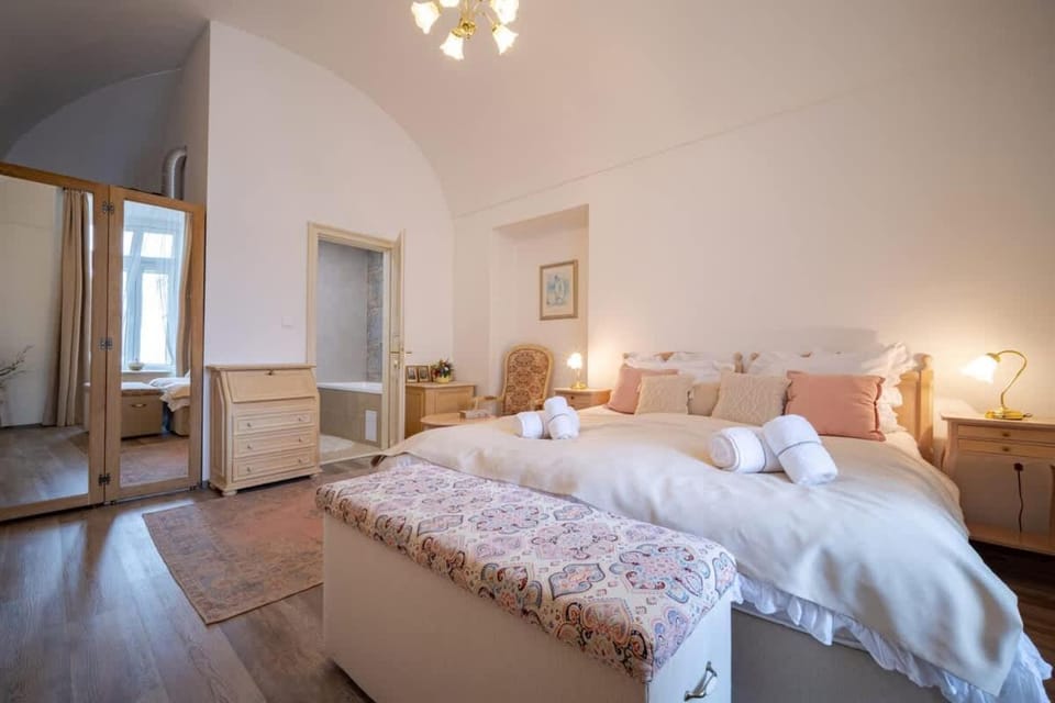 Photo of the whole room, Bedroom, towels