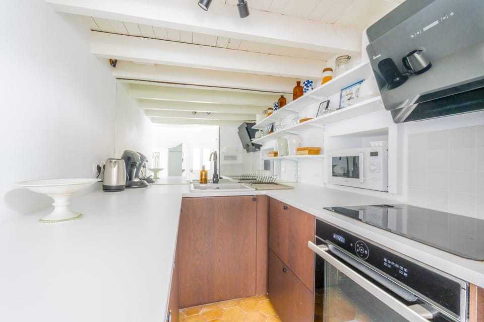 Coffee/tea facilities, Kitchen or kitchenette, oven, stove, toaster