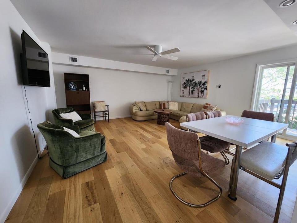 Retro Retreat- Block from Ocean Casino & Waterpark House in Atlantic City